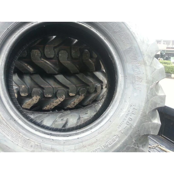 Grader Tire 17.5-25/ 12PR (Tubeless)