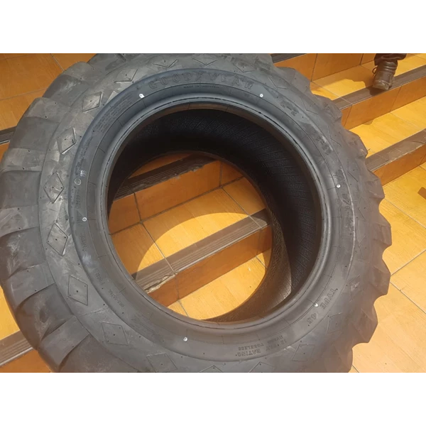 Grader Tire 15.5 - 25 / 12PR
